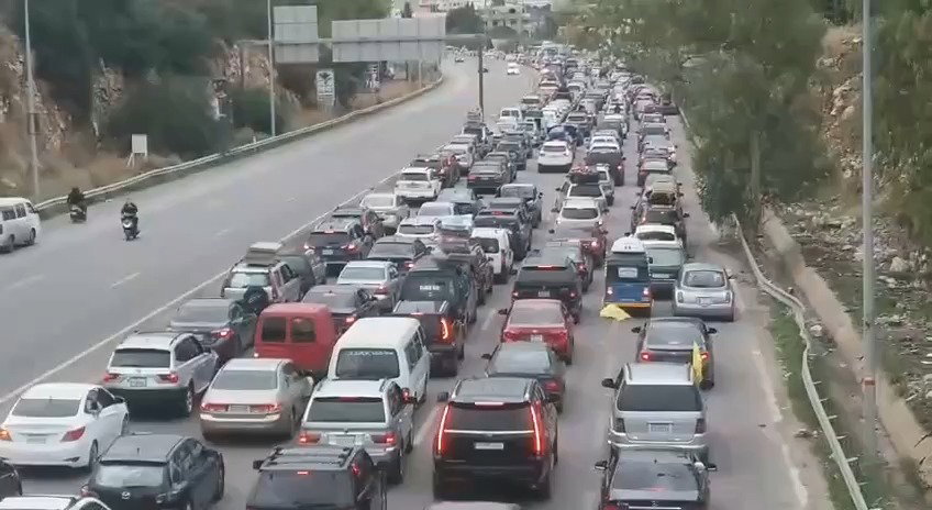 עומס תנועה בדרך לעיר צור שבדרום לבנון
