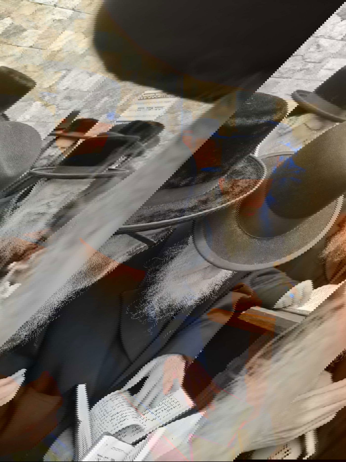 האדמו"ר מפשעווארסק בעליה לציון אביו האדמו"ר זצ"ל