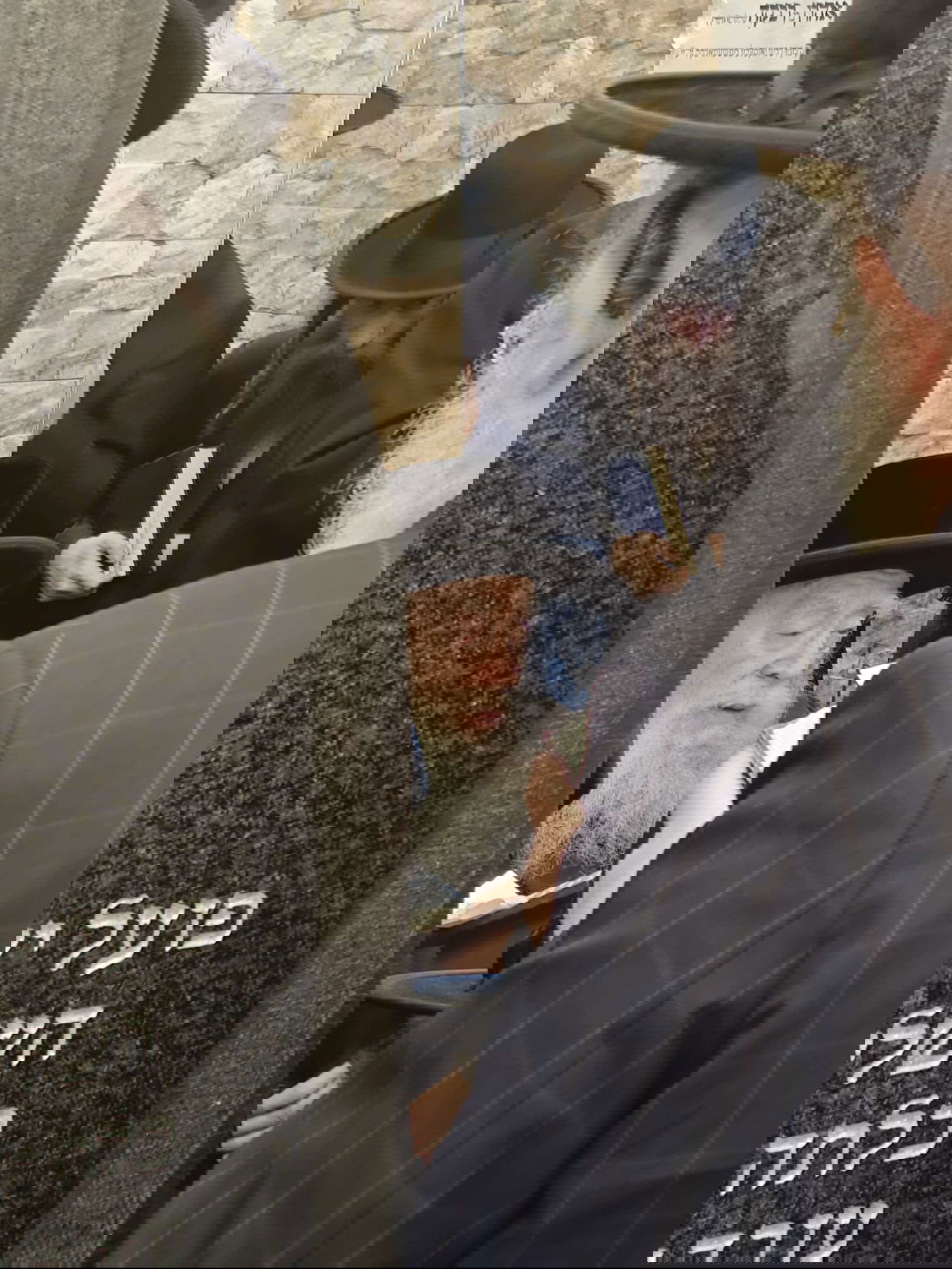 האדמו"ר מפשעווארסק בעליה לציון אביו האדמו"ר זצ"ל