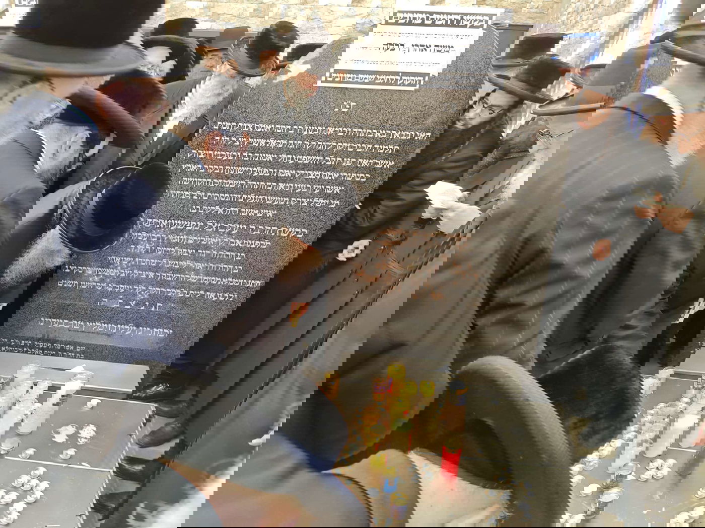 האדמו"ר מפשעווארסק בעליה לציון אביו האדמו"ר זצ"ל