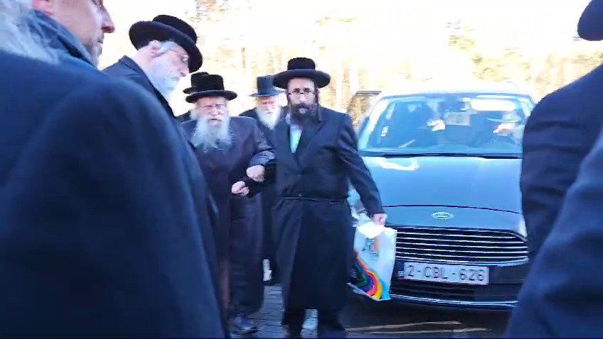 האדמו"ר מפשעווארסק בעליה לציון אביו האדמו"ר זצ"ל