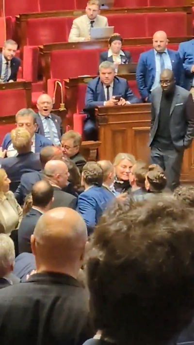 כמעט מכות בפרלמנט הצרפתי - צפו במחזה הבלתי יאמן 