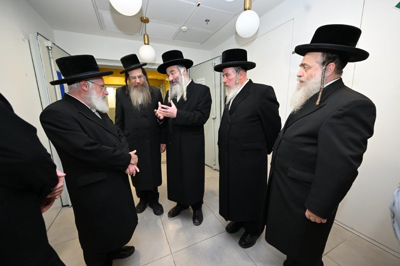 הגאון רבי אשר וייס בביקר במרכז הרפואי צאנז ביה"ח לניאדו