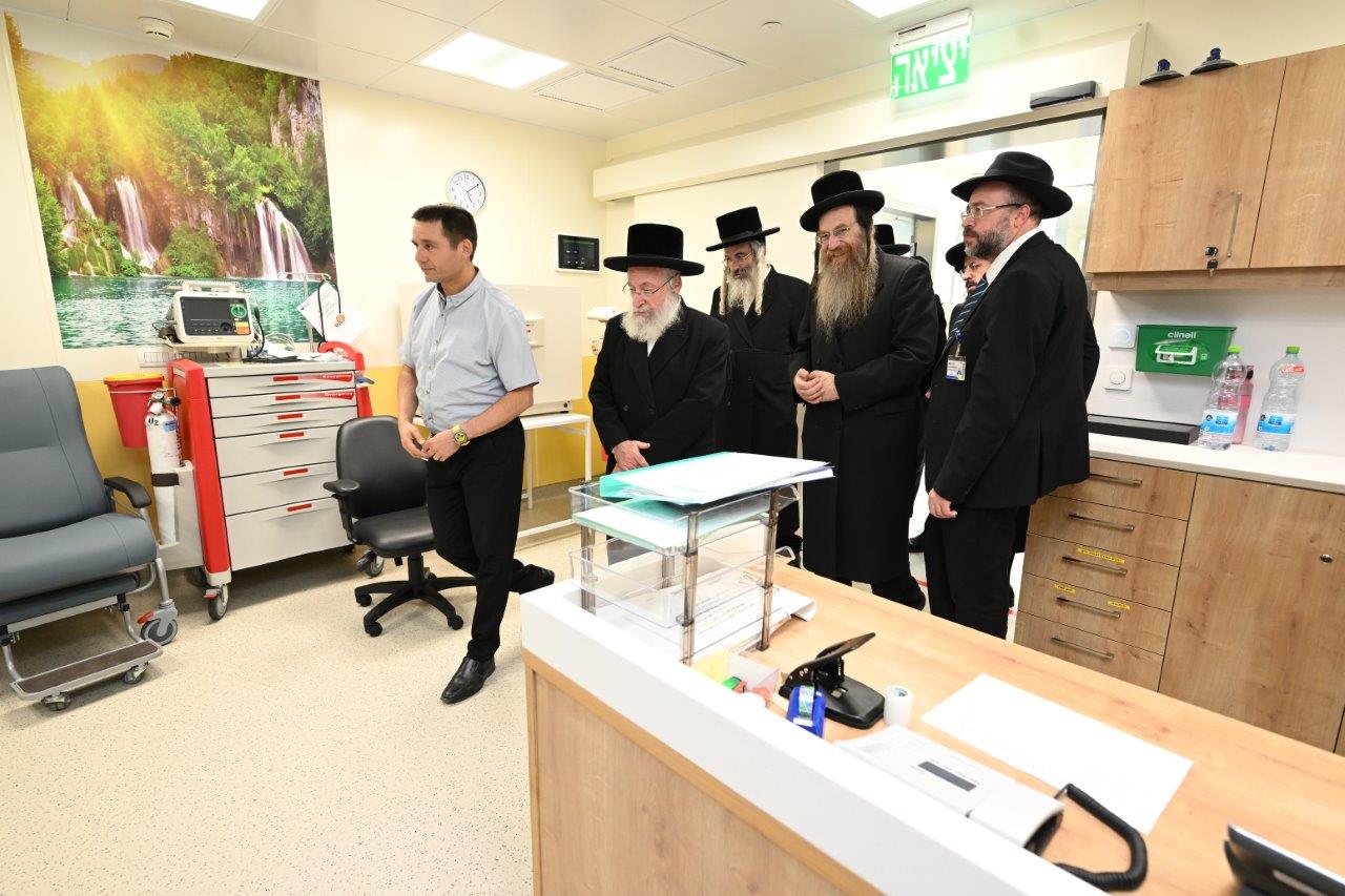 הגאון רבי אשר וייס בביקר במרכז הרפואי צאנז ביה"ח לניאדו