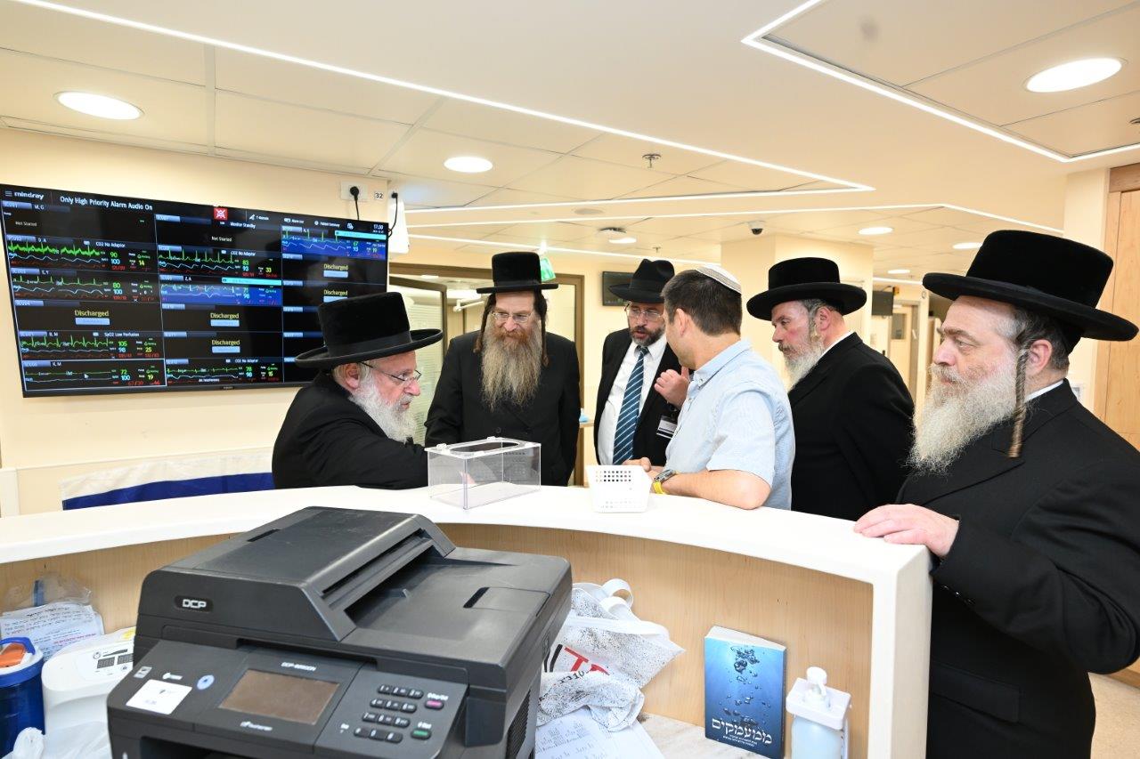 הגאון רבי אשר וייס בביקר במרכז הרפואי צאנז ביה"ח לניאדו
