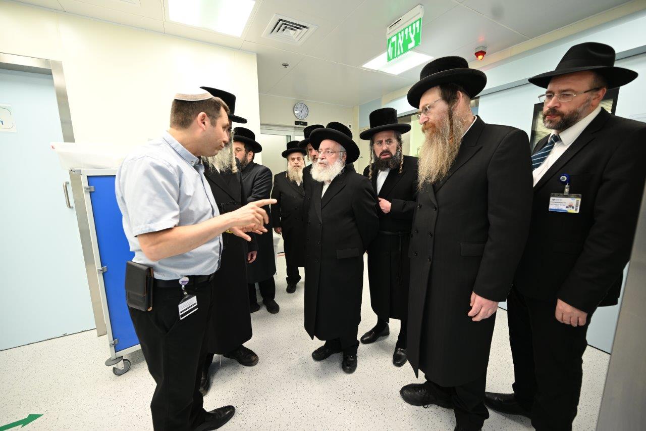 הגאון רבי אשר וייס בביקר במרכז הרפואי צאנז ביה"ח לניאדו