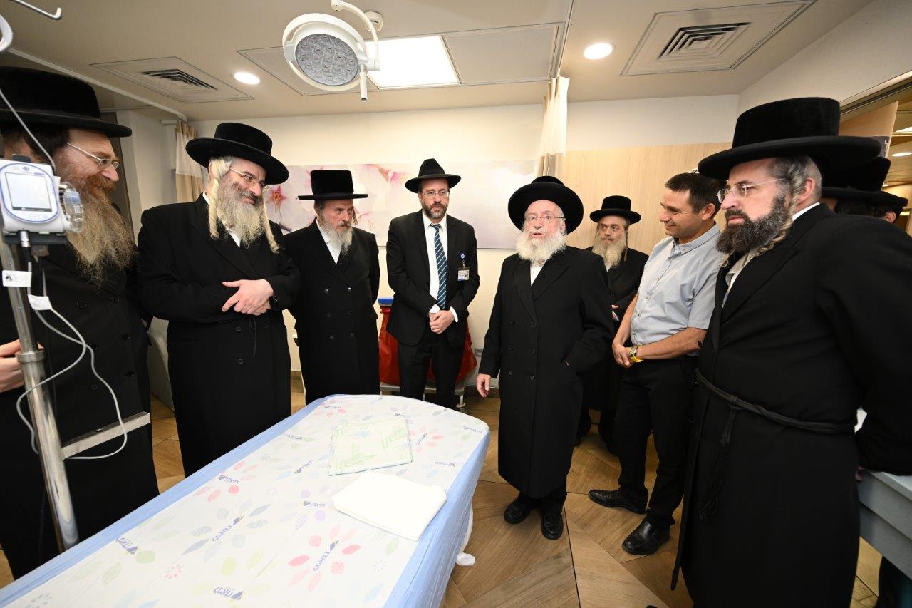 הגאון רבי אשר וייס בביקר במרכז הרפואי צאנז ביה"ח לניאדו