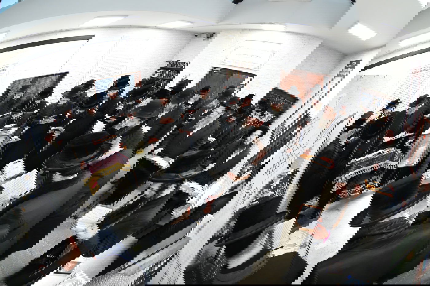 האדמו"ר מזוויעהיל בקרעסטיר