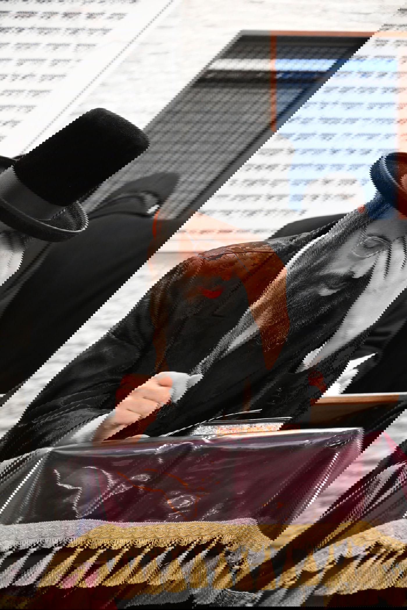 האדמו"ר מזוויעהיל בקרעסטיר