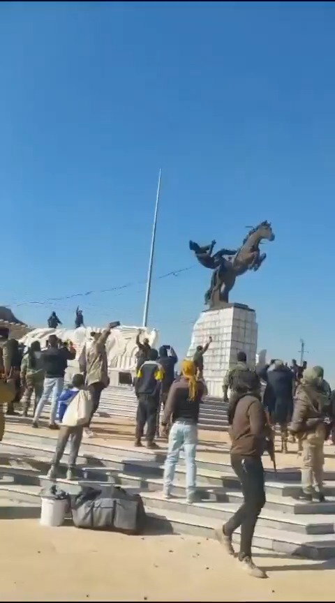 פסלו של אחיו של נשיא סוריה אסאד מופל ע"י המורדים בחאלב