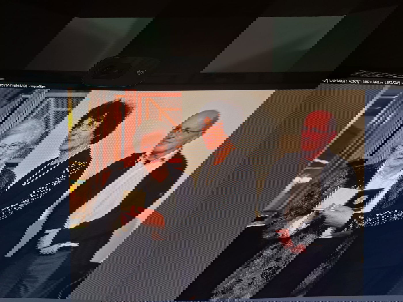 נדיה כהן, אשתו של אלי כהן, מעניקה למרגלת שולמית מדליית דונה גרצייה. עומד אלוף יוסי פלד מפקד מחוז הצפון לשעבר