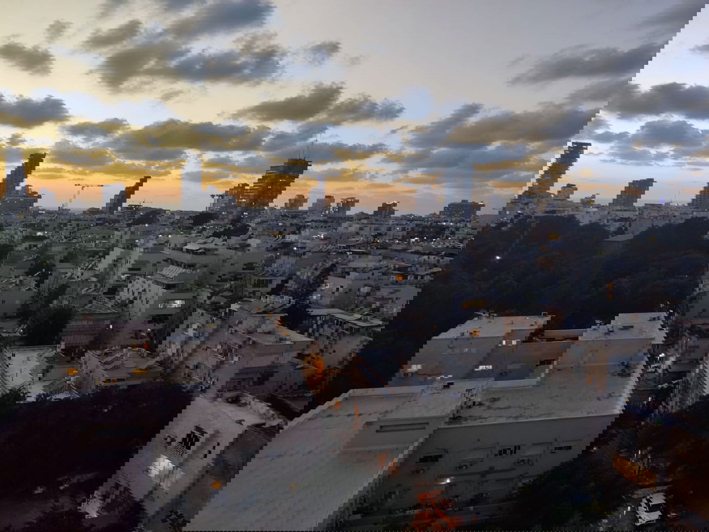 הרבה עננים בשמיים,