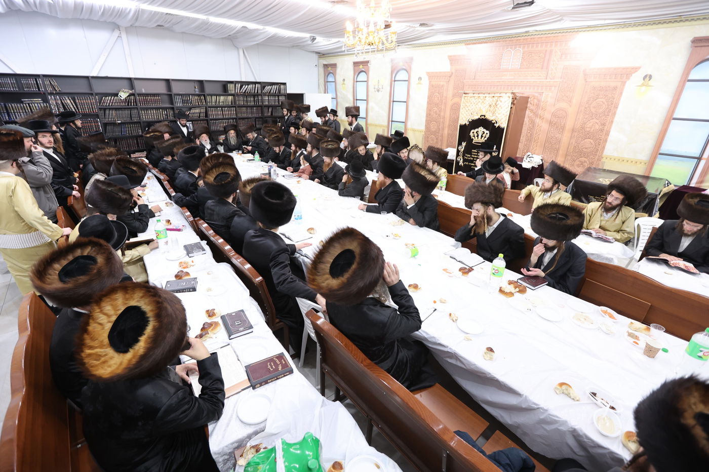 המשפיע הגה"צ רבי יצחק משה ארלנגר בביהמ"ד ספינקא רמה ד' 3 בב"ש