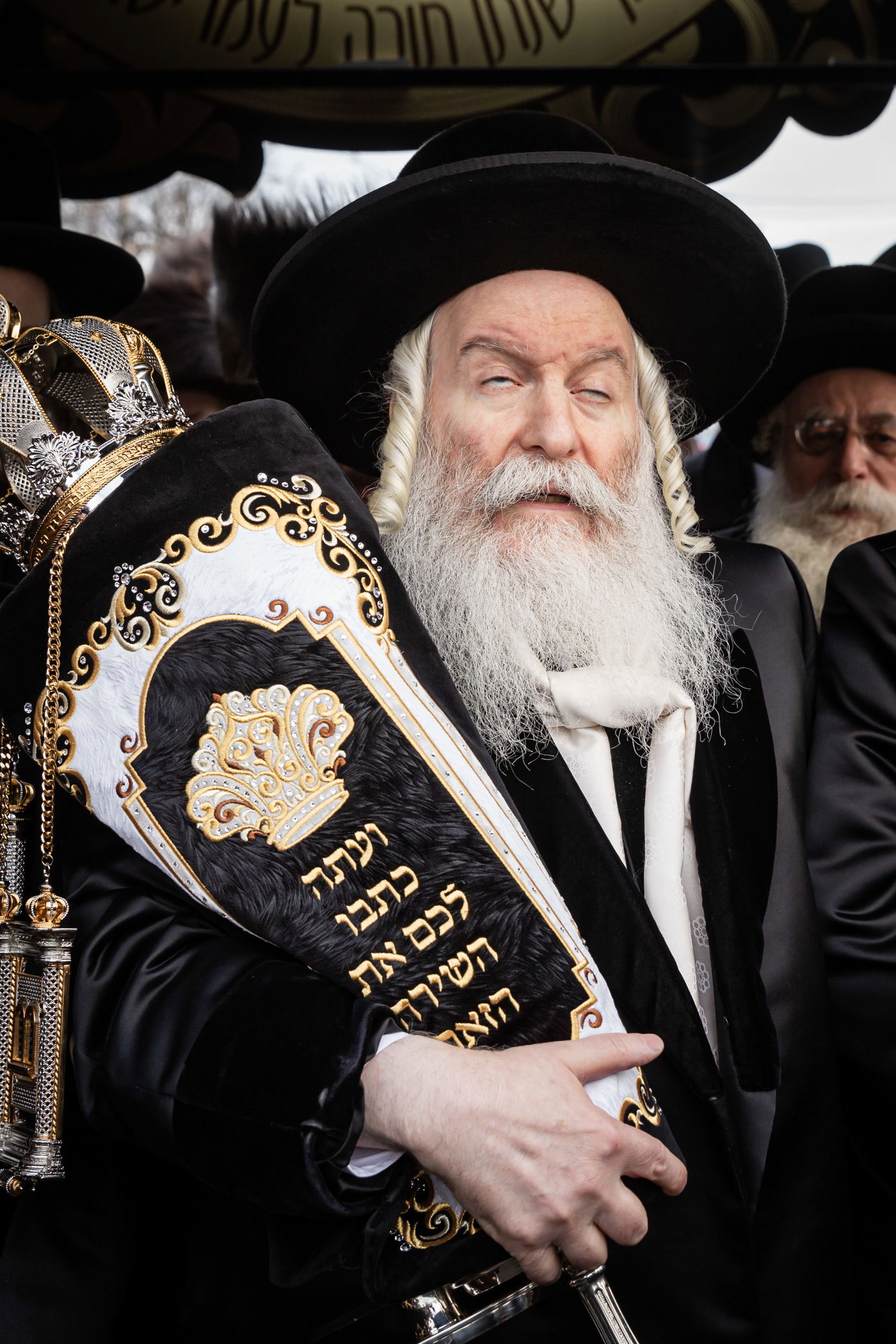 האדמו"ר מבאבוב בהכנסת ספר תורה לבית מדרשו בלייקווד