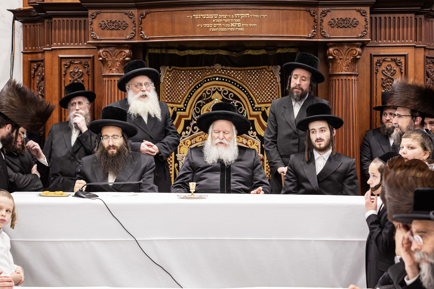 האדמו"ר מבאבוב בהכנסת ספר תורה לבית מדרשו בלייקווד