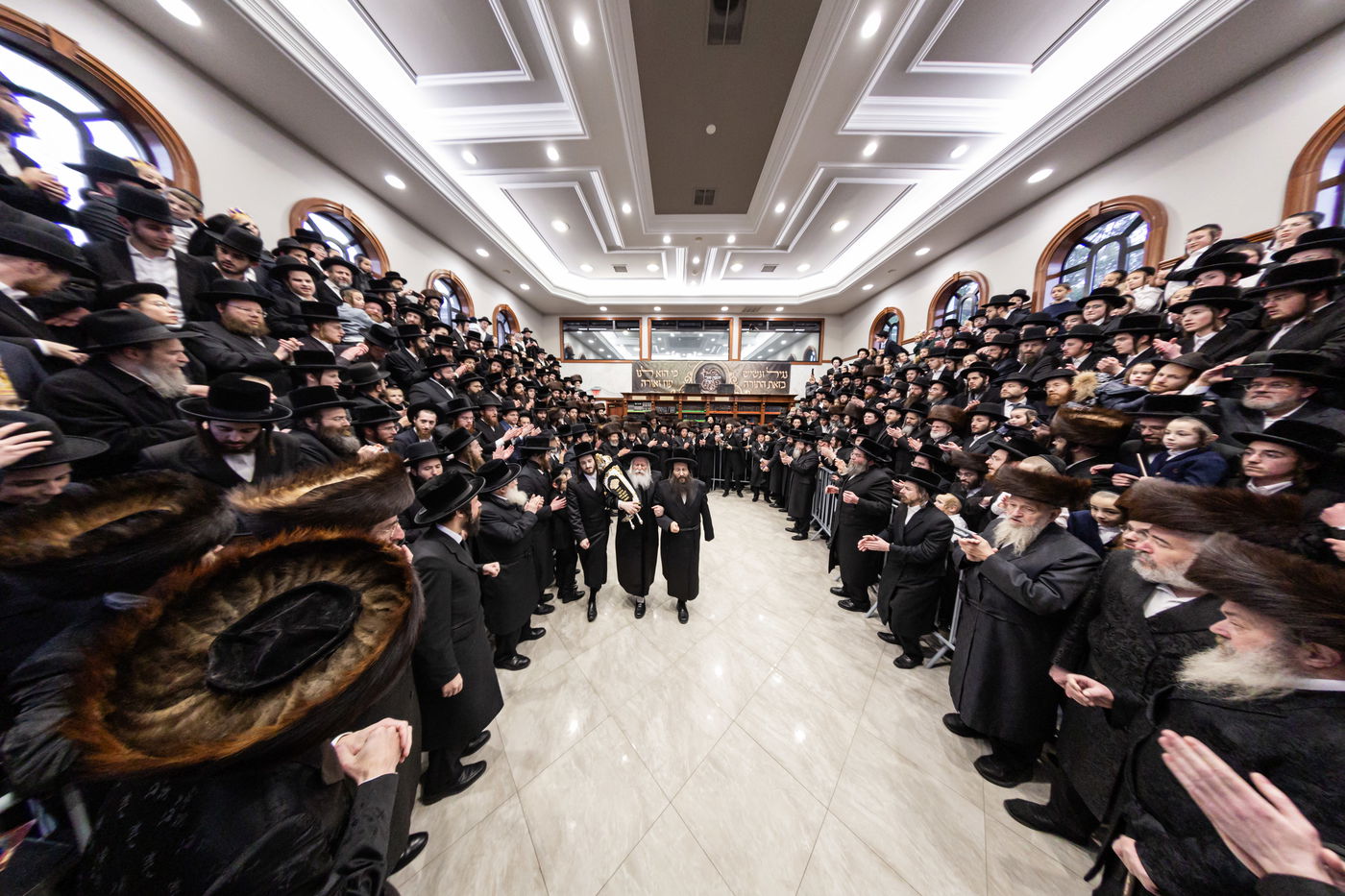 האדמו"ר מבאבוב בהכנסת ספר תורה לבית מדרשו בלייקווד