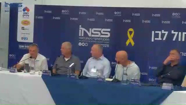 שאול גולדשטיין מלחיץ בכנס של המכון למחקרי ביטחון לאומי