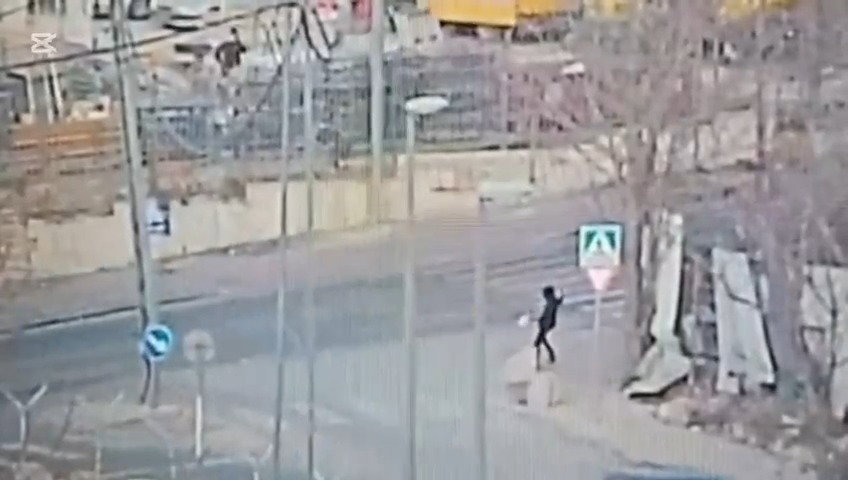 צ]ו בתיעוד משכונת א-טור: מחבל בן 12 מיידה אבנים לעבר רכבים ישראלים