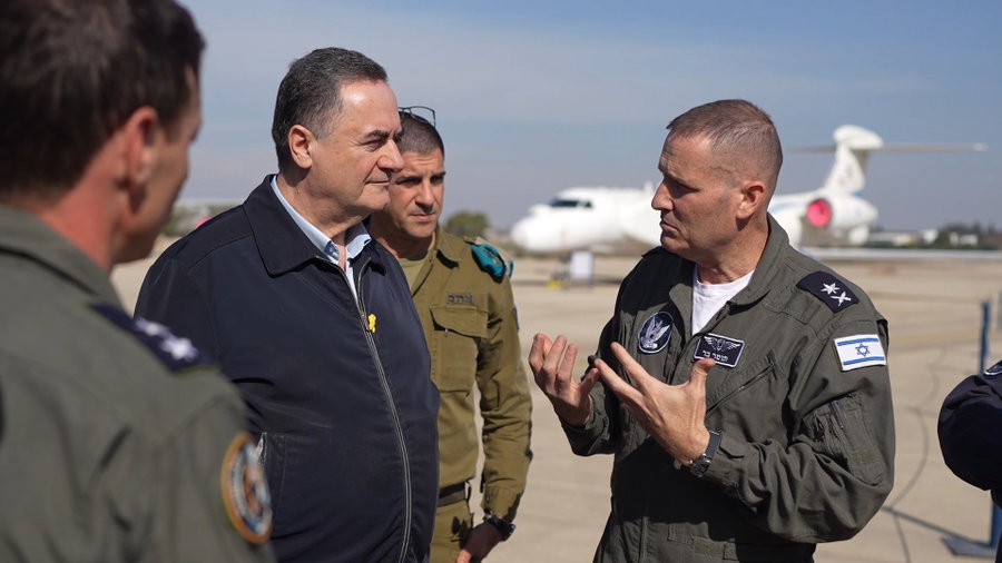 שר הביטחון בבסיס חיל האוויר