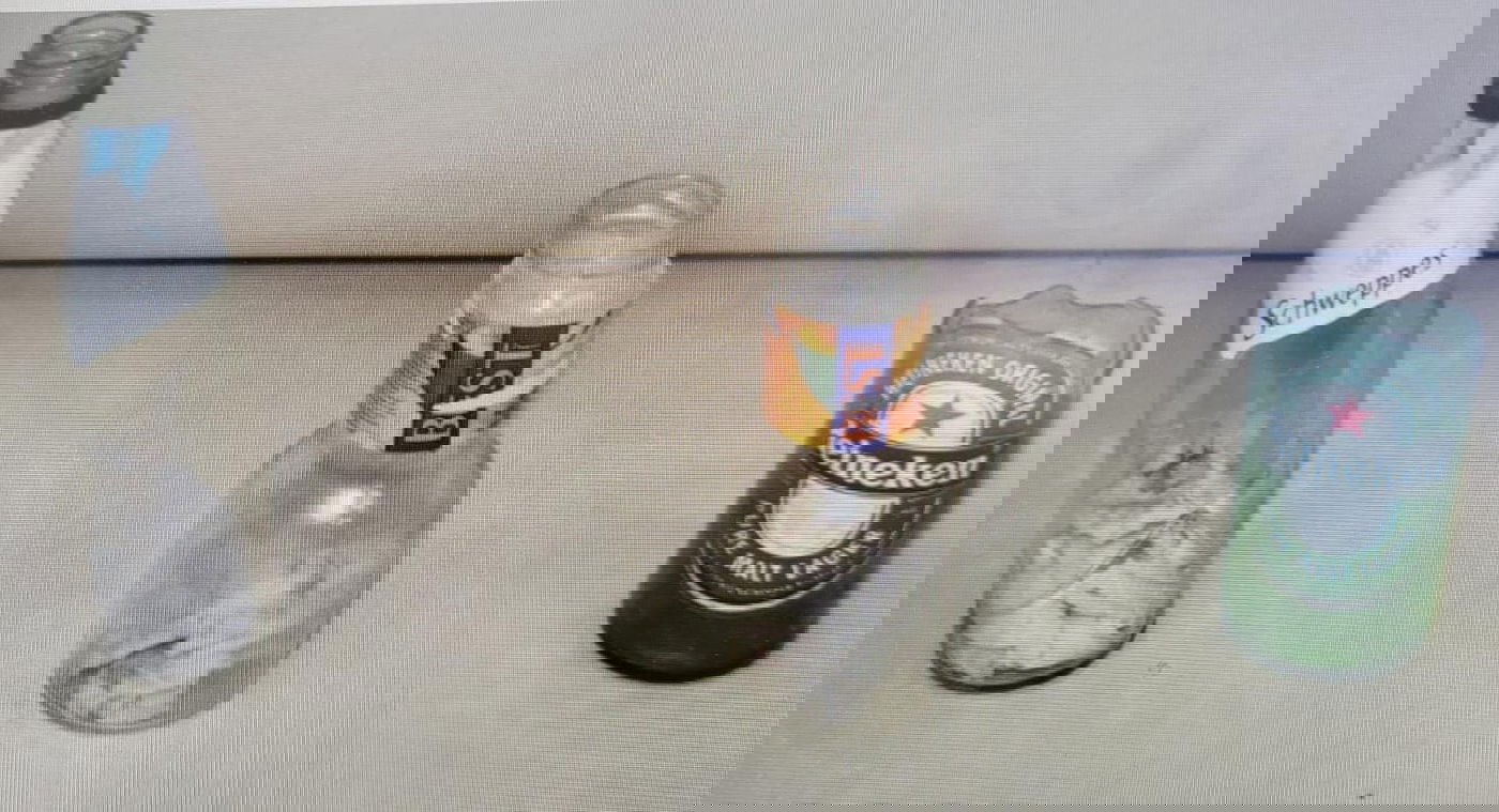 מספר בקבוקי תבערה לאחר שימוש, שנתפסו על ידי השוטרים בא טור שבמזרח ירושלים