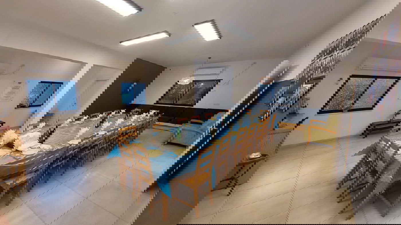 שולחן ערוך לקראת סעודת שבת במרכז למען הסטודנטים בעיר