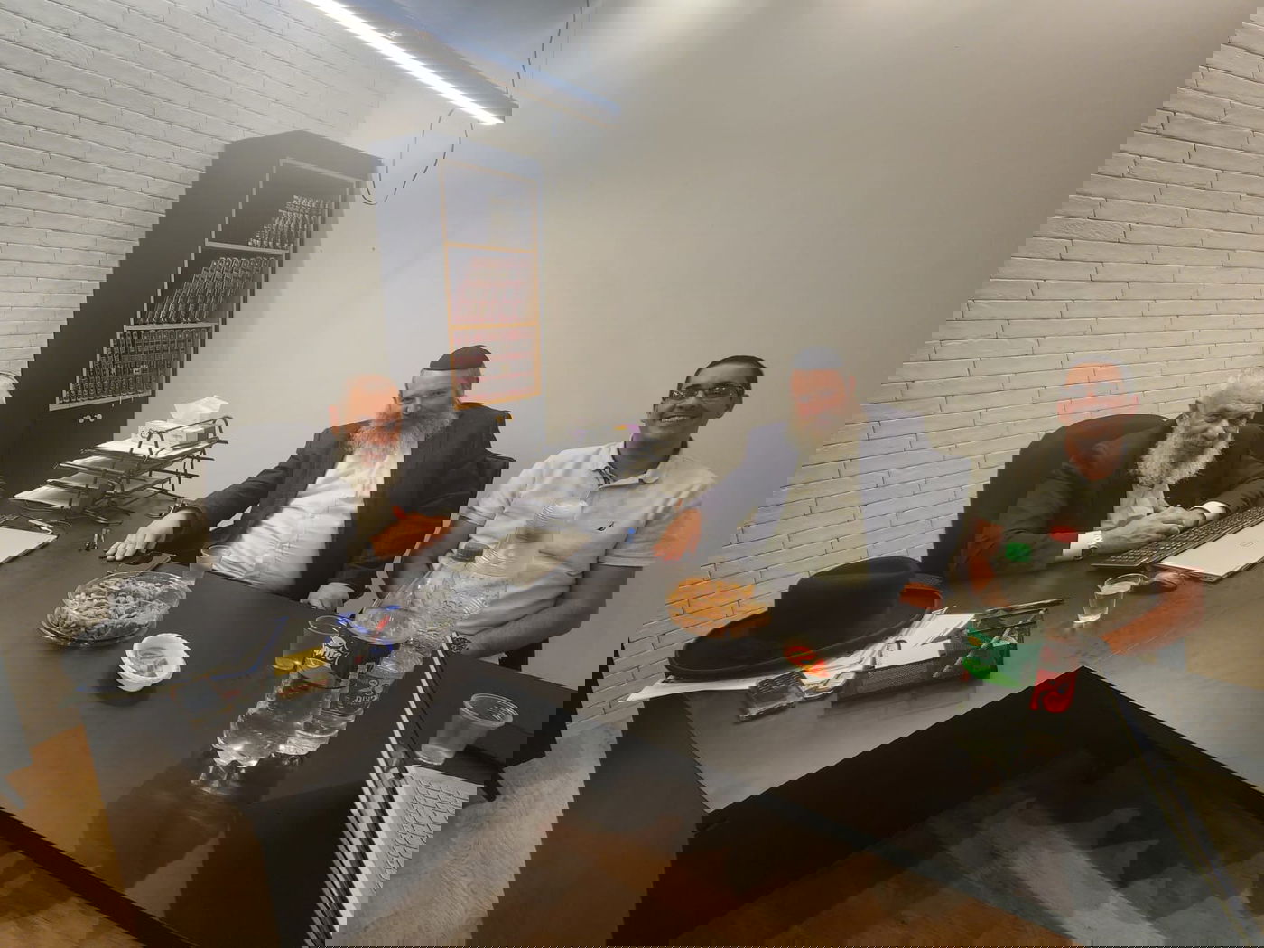 הגאון הרב דרור טוויל שליט"א בפגישה בלשכתו עם פעילי יד לאחים