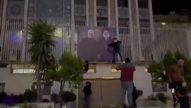 שגרירות איראן בדמשק, המורדים קורעים את תמונות המחבלים