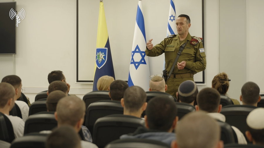 "זה הולך להיות שלכם - עוד כמה דקות" | צפו בדברים המלאים של הרמטכ"ל רא"ל הרצי הלוי למתגייסים החדשים של חטיבת גולני בבסיס תל השומר