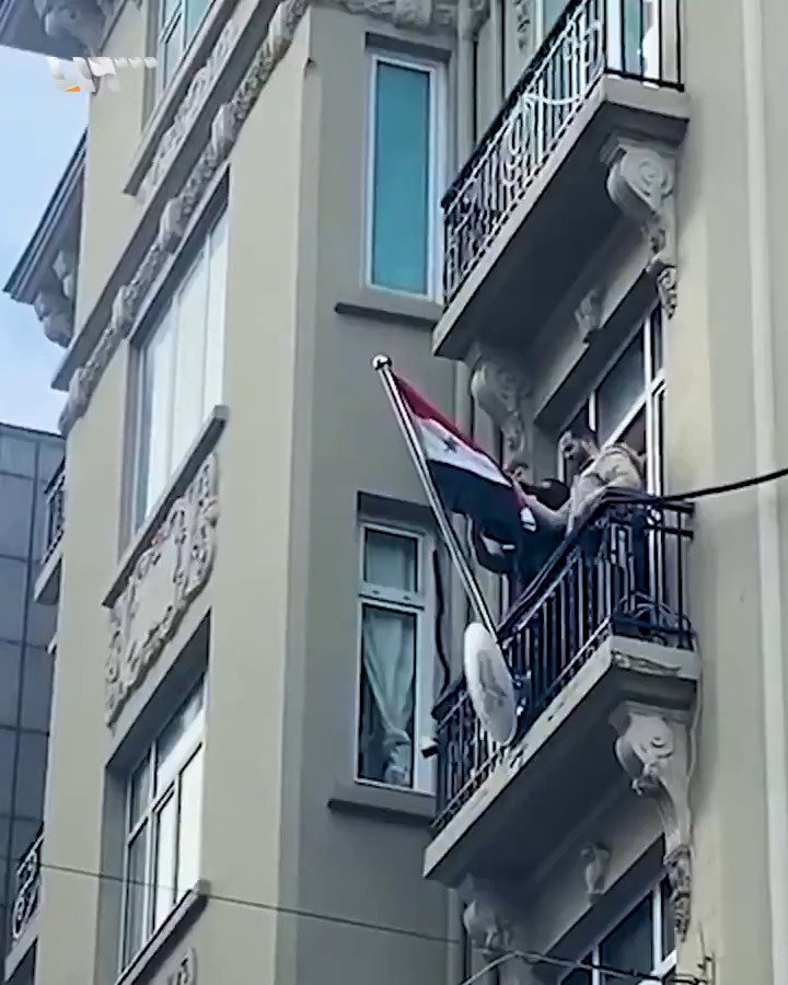 החלפת הדגל בשגרירות סוריה באיסטנבול, היום