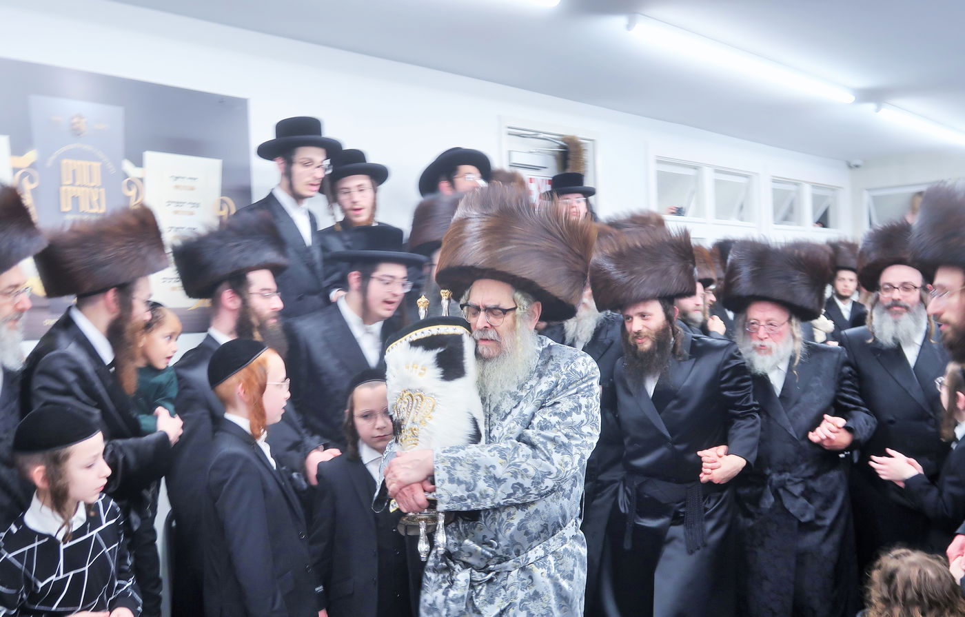 הכנסת ספר תורה בחצה"ק סאטמר