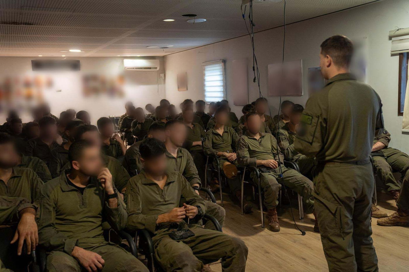 לוחמי חטיבת הצנחנים מתארגנים לכניסה לסוריה