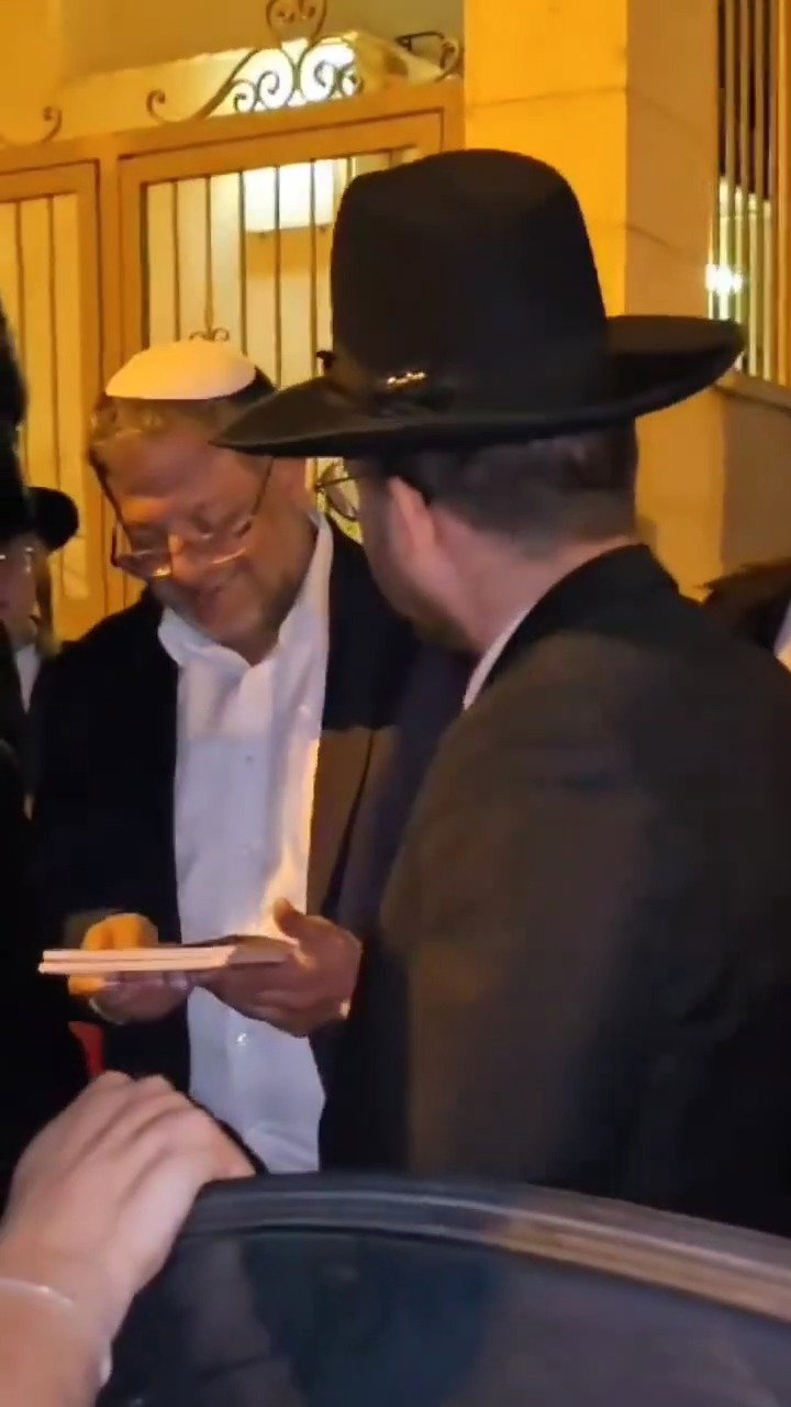 "זה חשוב". השר לביטחון לאומי יו"ר עוצמה יהודית עורך הדין איתמר בן גביר מקבל את ספר "עזה מאז ולתמיד" מאת ישראל שפירא