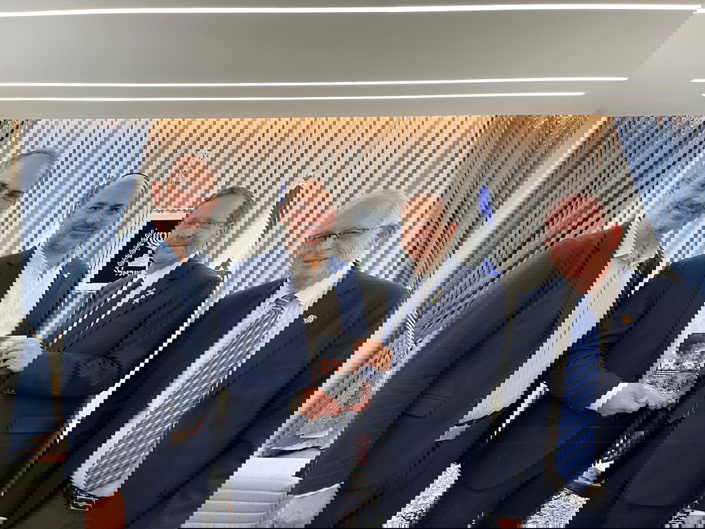 המפגש נערך בבית הנשיא, שם גם הוענק הספר