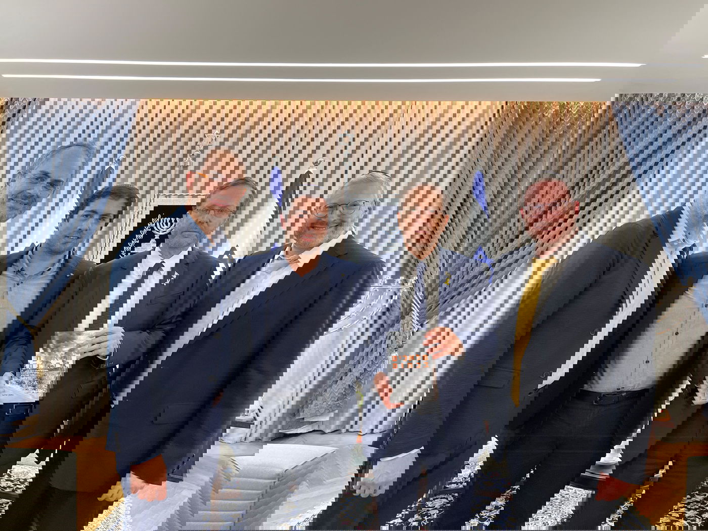 הספר נכתב באנגלית על ידי הסופר המוערך הרב נחמן סלצר, מימין