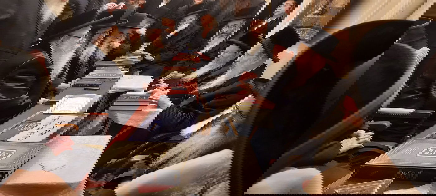 האדמו"ר מצאנז קלויזענבורג בניחום אבלים ע"פ הרבנית מסאסערגן ע"ה