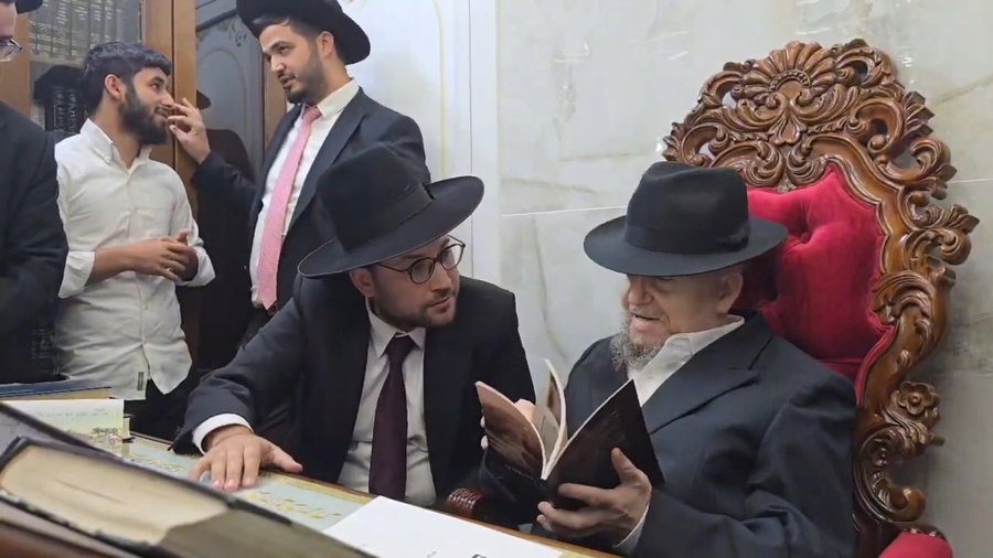 הגאון רבי מאיר מאזוז ראש ישיבת כסא רחמים - מקבל את ספר "עזה מאז ולתמיד" מאת ישראל שפירא