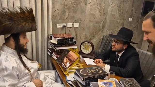 ישראל שפירא מעניק את ספר "עזה מאז ולתמיד" לאדמו"ר מלעלוב-ססנובצא, הרה"צ ירחמיאל יוסף בידרמן