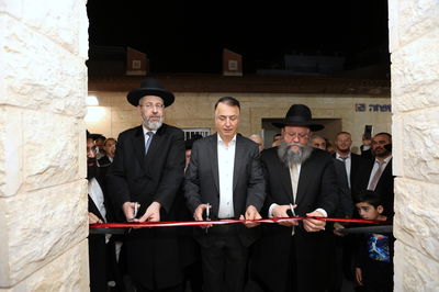 במעמד הרבנים: הנגיד גזר את הסרט בלוד ונשא דברים נרגשים