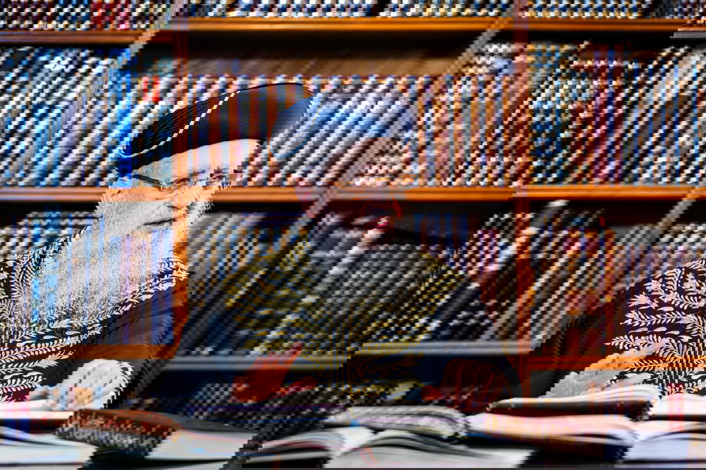 הראש"ל הגאון רבי דוד יוסף והגלימה החדשה