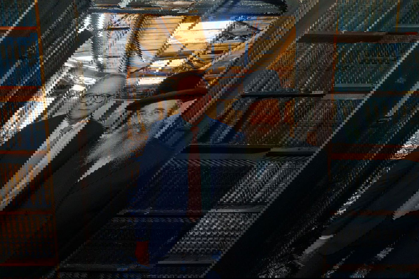 גאב"ד מלברון הגה"צ רבי שלמה קאהן בסיור עם ראש ממשלת אוסטרליה בזירת האירוע 