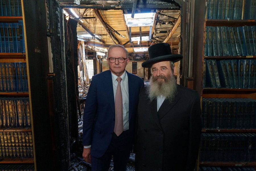 גאב"ד מלברון הגה"צ רבי שלמה קאהן בסיור עם ראש ממשלת אוסטרליה בזירת האירוע