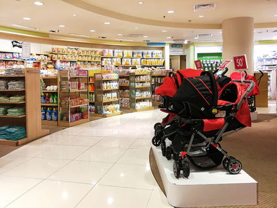 כשתכנסו לחנות, תגלו עגלות שמתנהגות כמו מכונית יוקרה.