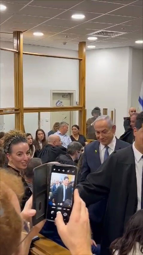 רה"מ נתניהו נכנס לאולם בית המשפט לפני תחילת עדותו
