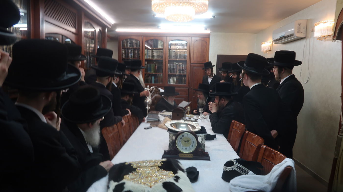 האדמו"ר מביאלה ב"ב מזמין את מחותנו האדמו"ר מויז'ניץ לשמחה