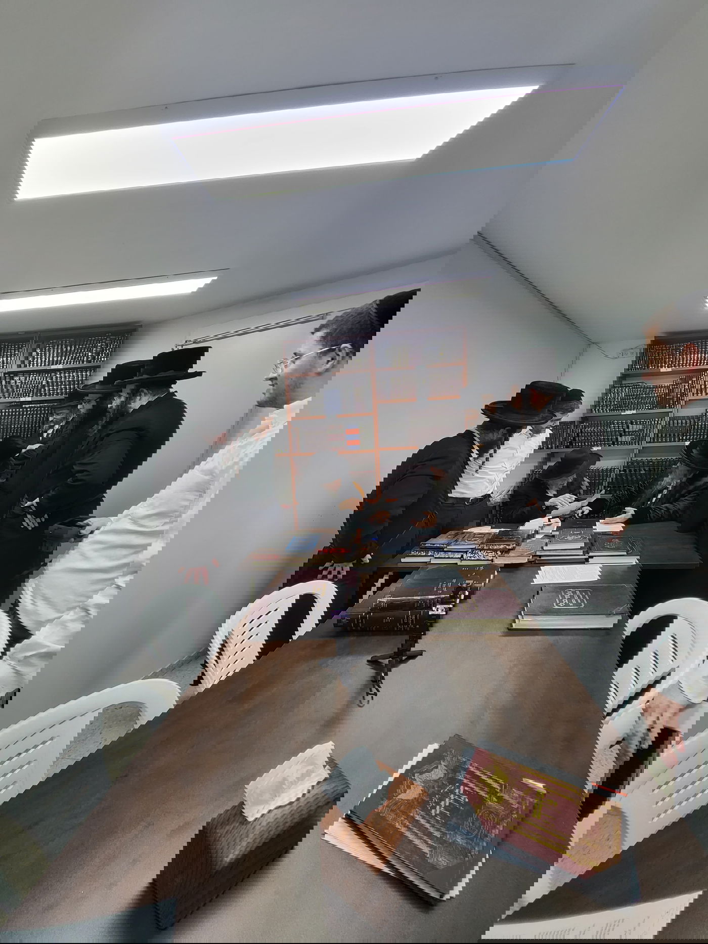 האדמו"ר מביאלה ב"ב מזמין את הגרמ"ה הירש לשמחה