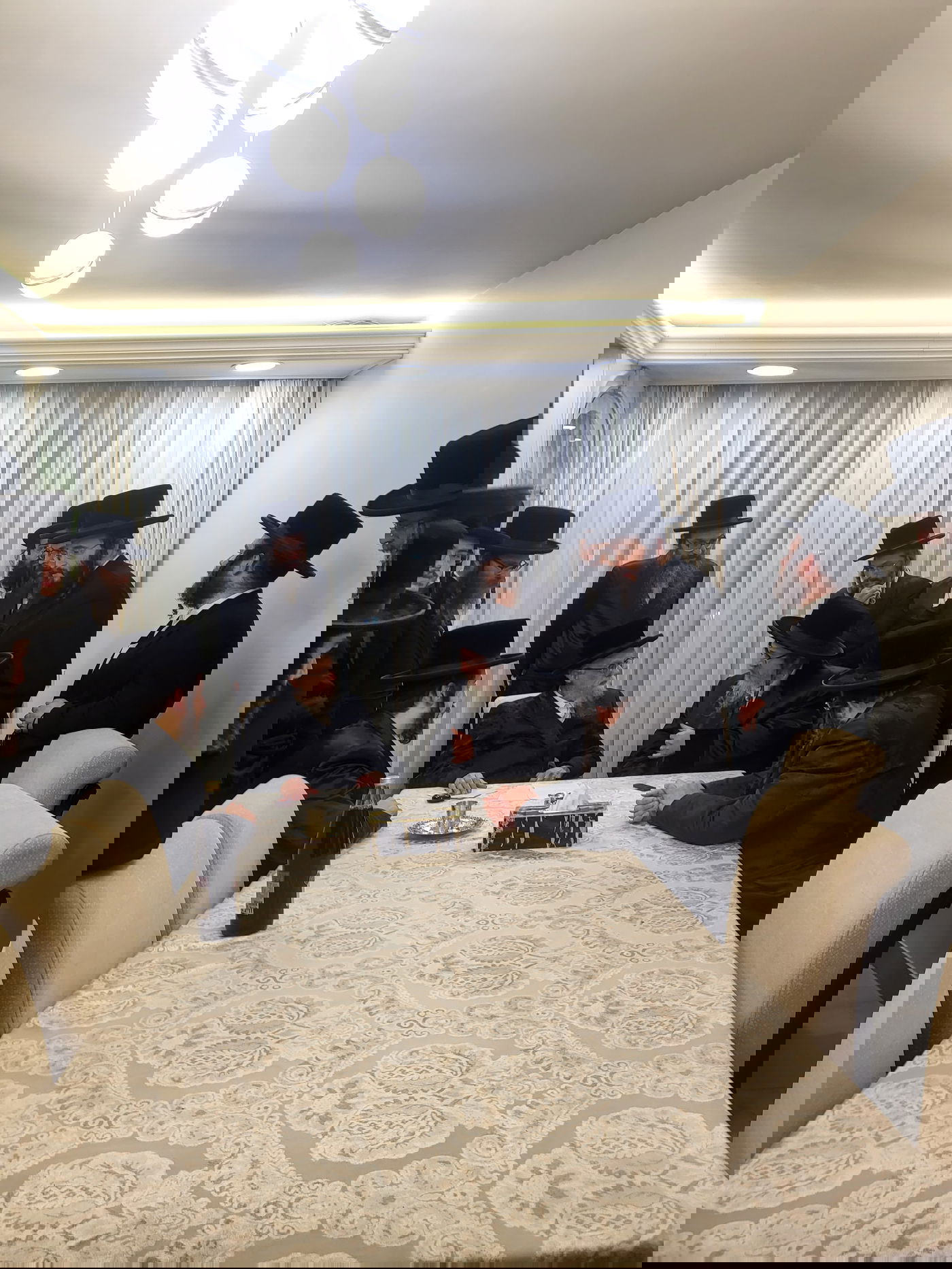 האדמו"ר מביאלה ב"ב מזמין את גיסו האדמו"ר מסערט ויזניץ לשמחה