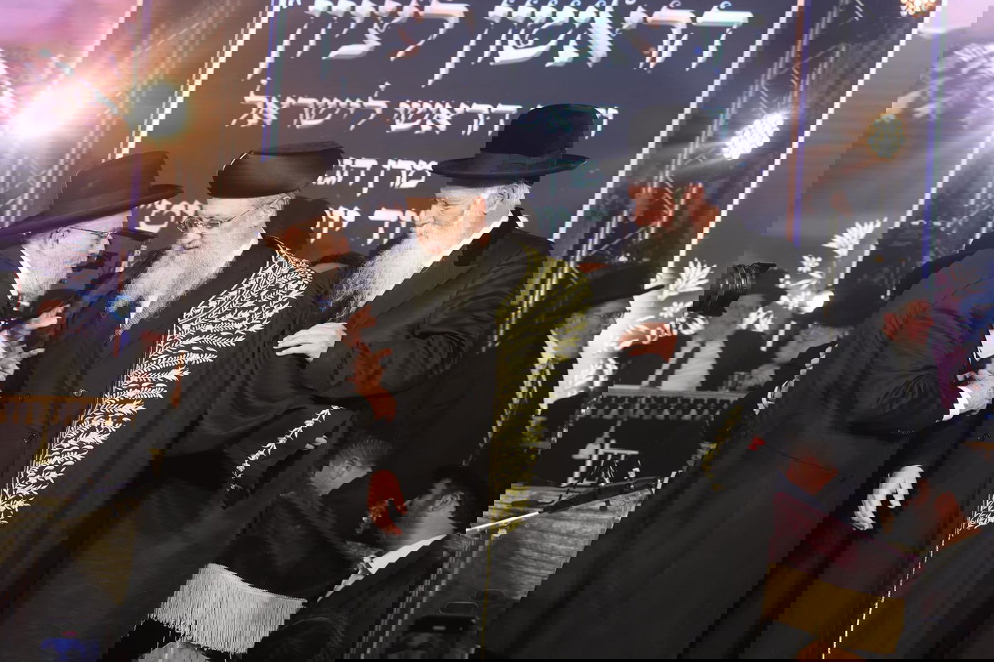 הכתרת הראש"ל הרב דוד יוסף בבית הכנסת הגדול