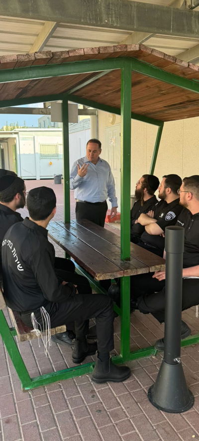 מנכ"ל רשות השירות הלאומי-אזרחי ביקר בשב"ס ושיבח את המשרתים