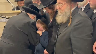 לראות ולבכות: הילד המתוק קרע קריעה על אחיו הקדוש 