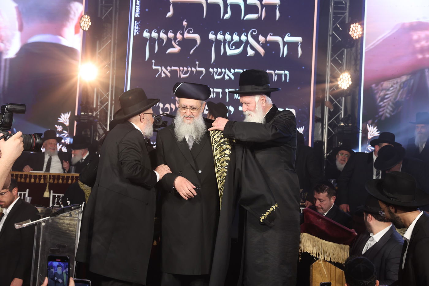 הכתרת הראש"ל הרב דוד יוסף בבית הכנסת הגדול